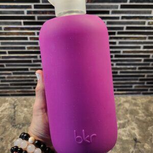 BKR LOLA BIG WATER BOTTLE 1L (32 OZ.) GLASS + SILICONE SLEEVE OPAQUE FUCHSIA PUR